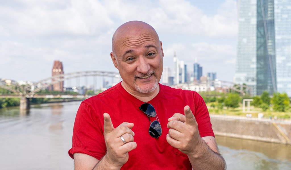Pier Paolo Perrone, Experte für Social Selling im B2B, vor der Frankfurter Skyline