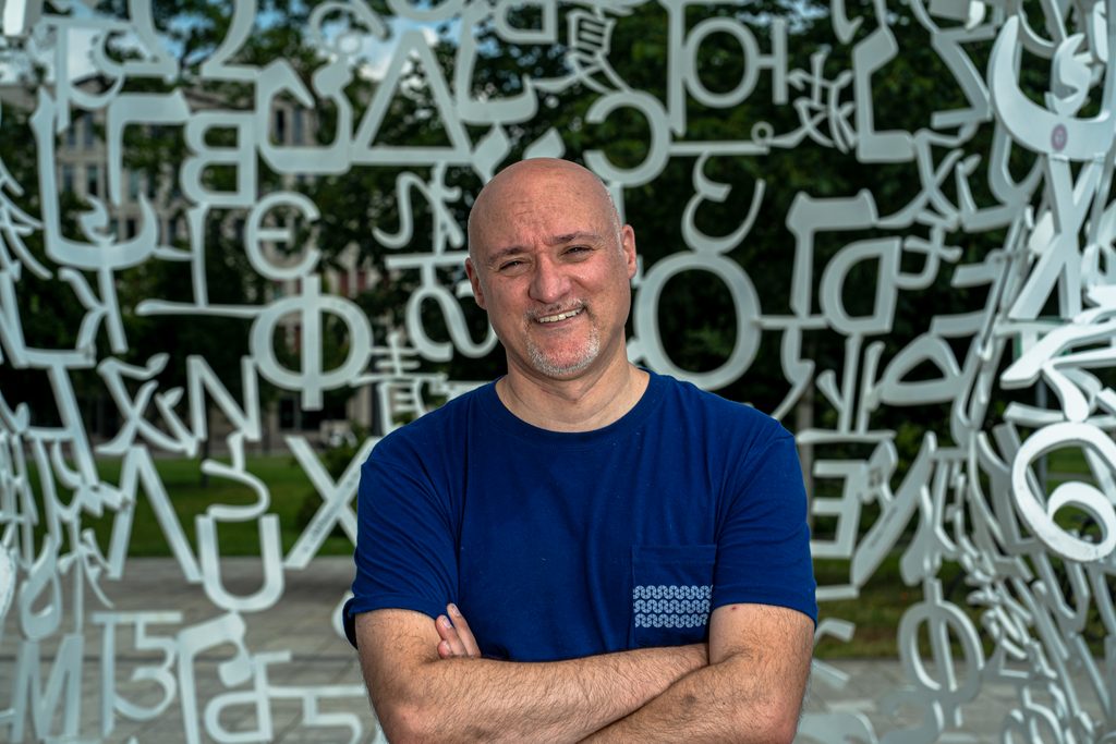 Pier Paolo Perrone, Experte für Generative Engine Optimization, vor einer Skulptur aus Buchstaben